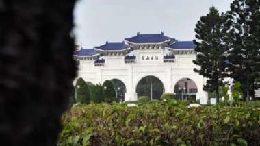 Geleneksel Çin Parkı 'nda Özgürlük Kare Kemeri, ilk dönem, Chiang Kai Shek Memorial, Taipei, Taiwan.Orta açı, seyahat hareketi, yavaş çekim, HD.
