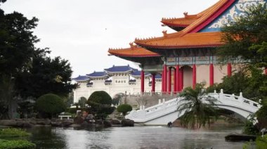 Geleneksel Çin mimarisi geleneksel Çin Parkı 'nda ilk dönem, Chiang Kai Shek Memorial, Taipei, Taiwan.Orta açı, parallax hareketi, yavaş çekim, HD.