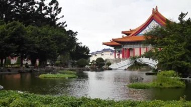 Geleneksel Çin mimarisi geleneksel Çin Parkı 'nda ilk dönem, Chiang Kai Shek Memorial, Taipei, Taiwan.Orta açı, parallax hareketi, yavaş çekim, HD.
