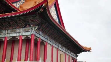 Chiang Kai Shek Memorial, Taipei, Tayvan 'daki Concert Hall' da geleneksel Çin çatı dekorasyonu ve mimarisi. Yüksek açı, parallax hareketi, yavaş çekim, HD.