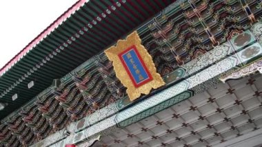 Geleneksel Çin çatı dekorasyonu ve mimari detayları Chiang Kai Shek Memorial, Taipei, Tayvan 'daki Konser Salonu' nda. Yüksek açı, büküm hareketi, yavaş çekim, HD.