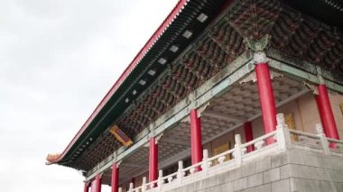 Chiang Kai Shek Memorial, Taipei, Tayvan 'daki Concert Hall' da geleneksel Çin çatı dekorasyonu ve mimarisi. Yüksek açı, panoramik hareket, yavaş çekim, HD.