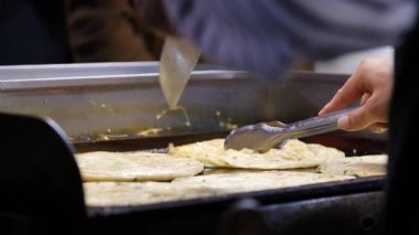Tayvan omletleri Shilin Night Market, Tayvan 'da pişirilirken. Tayvan sokak yemekleri. Orta açı, parallax hareketi, yavaş çekim, HD..
