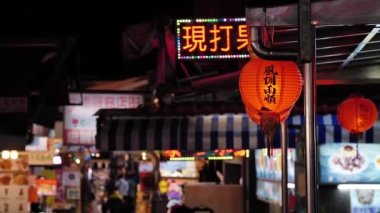Shilin Night Market 'teki Çin fenerlerinde arka planda Çince işaretler, Taipei, Tayvan. Orta açı, parallax hareketi, yavaş çekim, HD.