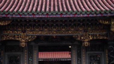 Çin dekorasyon çatıları Longshan Tapınağı girişi, Taipei, Tayvan. Orta açı, statik hareket, yavaş çekim, HD.