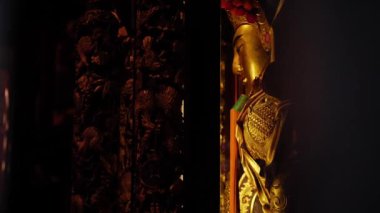 Longshan Tapınağı 'ndaki altın Buda heykeli, Taipei, Tayvan. Yüksek açı, parallax hareketi, yavaş çekim, HD.