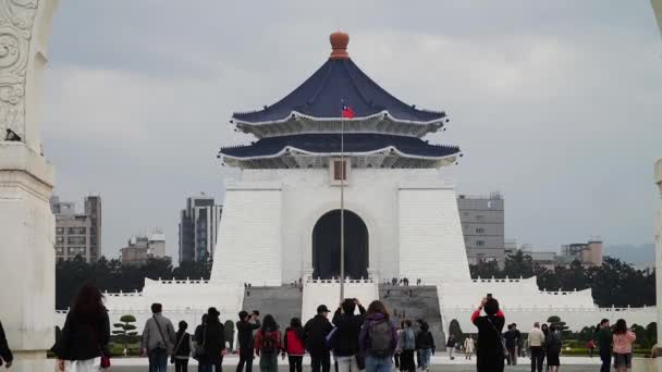 Människor Som Går Mot Och Tar Bilder Chiang Kai Shek — Stockvideo