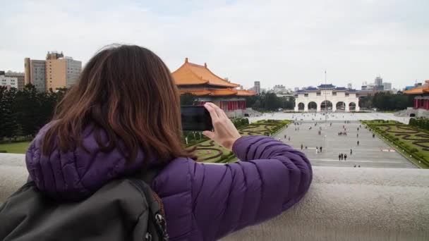 Kız Cep Telefonuyla Fotoğraf Çekiyor Chiang Kai Shek Memorial Girişinden — Stok video