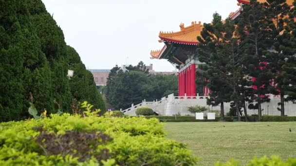 台北蒋介石纪念馆中国传统公园中的中国传统建筑 慢动作 — 图库视频影像