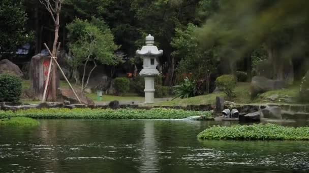 台北蒋介石纪念公园内有池塘的中国传统街灯 视差运动 慢动作 — 图库视频影像
