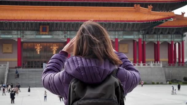 Chica Tomando Una Foto Con Teléfono Sobre Algo Arquitectura China — Vídeo de stock