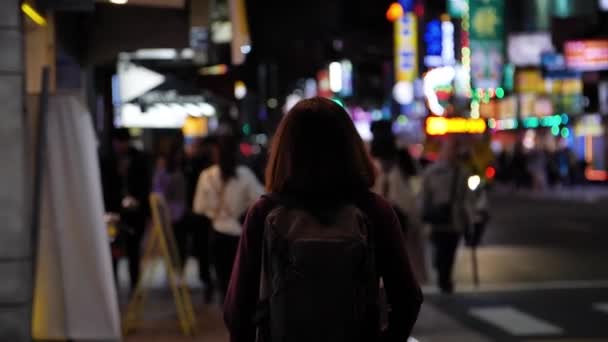 사람들이 붐비는 거리를 소녀는 대만의 Shilin Night Market 중국의 간판과 — 비디오