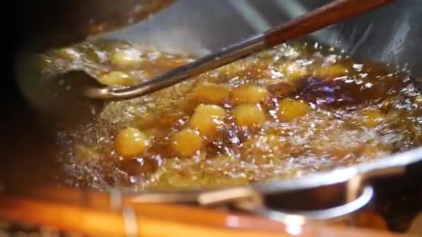 이페이 나이트 에서는 고구마를 기름으로 요리하였다 대만인의 포물선 움직임 — 비디오