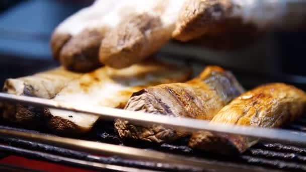 Grilled Mushrooms While Being Cooked Shilin Night Market Taipei Taiwan — Stock Video