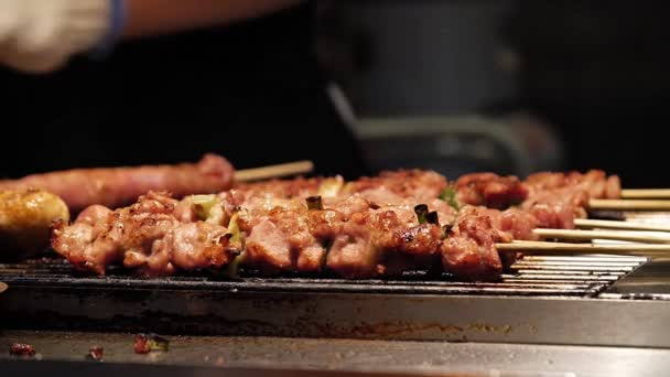 肉串は台湾 台北市の士林夜市で調理されている 台湾のストリートフード ミッドアングル 視差運動 スローモーション — ストック動画