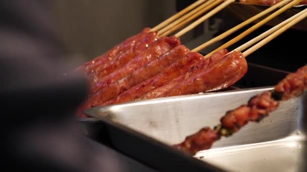 台北市の士林夜市で肉串 台湾のストリートフード 低角度 視差運動 スローモーション — ストック動画