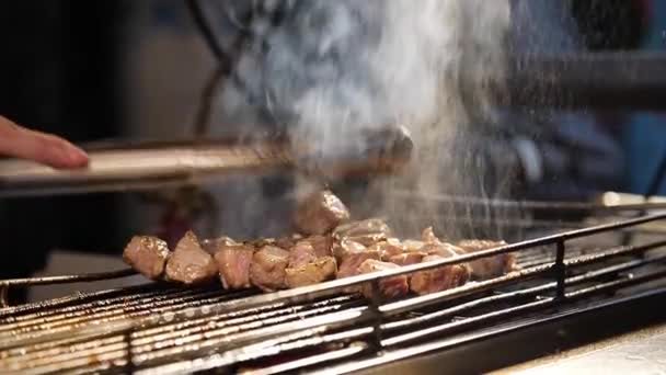 肉は台湾 台北の士林夜市のバーベキューで調理されています 台湾のストリートフード ミッドアングル 視差運動 スローモーション — ストック動画