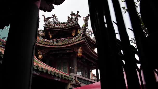 Čínské Dekorace Střechy Longshan Temple Taipei Taiwan High Úhel Paralaxy — Stock video