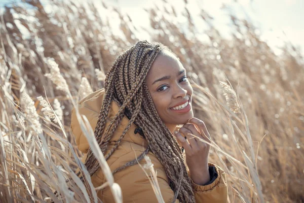 Sonriente Chica Afroamericana Campo Trigo Trenzas Africanas Rubias Abrigo Amarillo — Foto de Stock