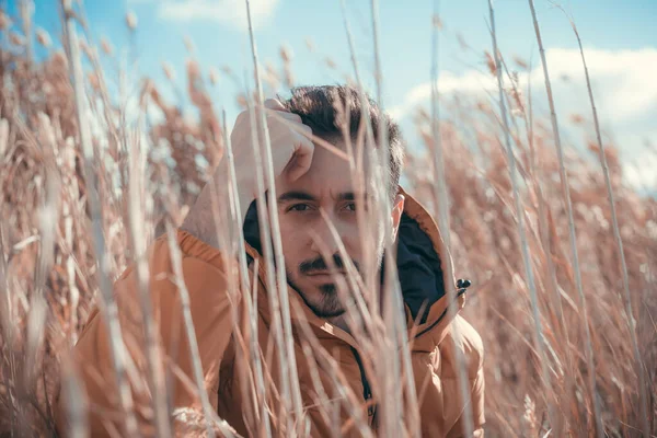 Hombre Caucásico Sentado Campo Abrigo Acolchado Amarillo Día Soleado — Foto de Stock