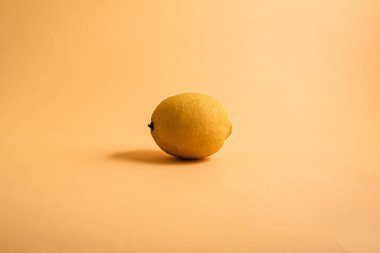 Temiz sarı arka planda taze limon izole edilmiş, bütün turunçgil meyvesi.