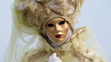 Geleneksel Venedik Karnavalı 'nda (Carnevale di Venezia) geleneksel maskeli ve kostümlü Reveller. Venedik, Veneto, İtalya, Avrupa
