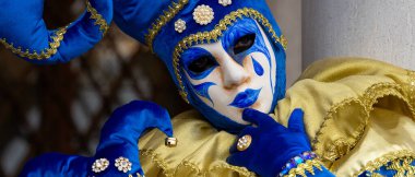 Geleneksel Venedik Karnavalı 'nda (Carnevale di Venezia) geleneksel maskeli ve kostümlü Reveller. Venedik, Veneto, İtalya, Avrupa