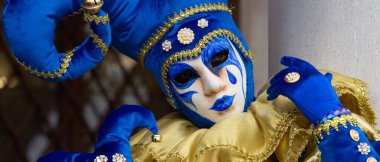 Geleneksel Venedik Karnavalı 'nda (Carnevale di Venezia) geleneksel maskeli ve kostümlü Reveller. Venedik, Veneto, İtalya, Avrupa