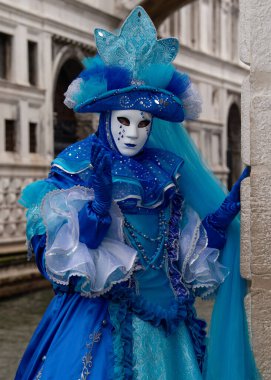 Geleneksel Venedik Karnavalı 'nda (Carnevale di Venezia) geleneksel maskeli ve kostümlü Reveller. Venedik, Veneto, İtalya, Avrupa