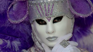 Geleneksel Venedik Karnavalı 'nda (Carnevale di Venezia) geleneksel maskeli ve kostümlü Reveller. Venedik, Veneto, İtalya, Avrupa