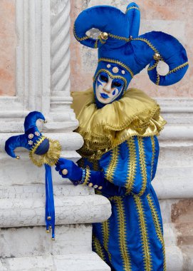 Geleneksel Venedik Karnavalı 'nda (Carnevale di Venezia) geleneksel maskeli ve kostümlü Reveller. Venedik, Veneto, İtalya, Avrupa