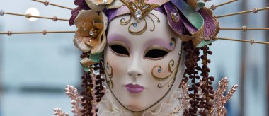 Geleneksel Venedik Karnavalı 'nda (Carnevale di Venezia) geleneksel maskeli ve kostümlü Reveller. Venedik, Veneto, İtalya, Avrupa