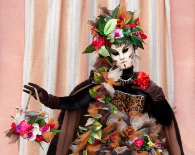 Geleneksel Venedik Karnavalı 'nda (Carnevale di Venezia) geleneksel maskeli ve kostümlü Reveller. Venedik, Veneto, İtalya, Avrupa