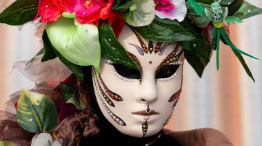 Geleneksel Venedik Karnavalı 'nda (Carnevale di Venezia) geleneksel maskeli ve kostümlü Reveller. Venedik, Veneto, İtalya, Avrupa