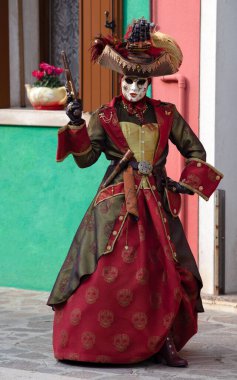 Geleneksel Venedik Karnavalı 'nda (Carnevale di Venezia) geleneksel maskeli ve kostümlü Reveller. Venedik, Veneto, İtalya, Avrupa