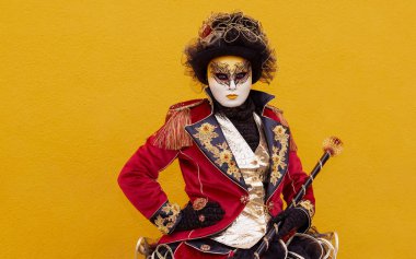 Geleneksel Venedik Karnavalı 'nda (Carnevale di Venezia) geleneksel maskeli ve kostümlü Reveller. Venedik, Veneto, İtalya, Avrupa
