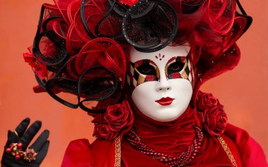 Geleneksel Venedik Karnavalı 'nda (Carnevale di Venezia) geleneksel maskeli ve kostümlü Reveller. Venedik, Veneto, İtalya, Avrupa
