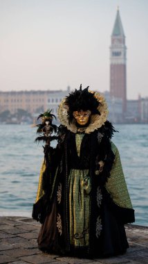 Geleneksel Venedik Karnavalı 'nda (Carnevale di Venezia) geleneksel maskeli ve kostümlü Reveller. Venedik, Veneto, İtalya, Avrupa