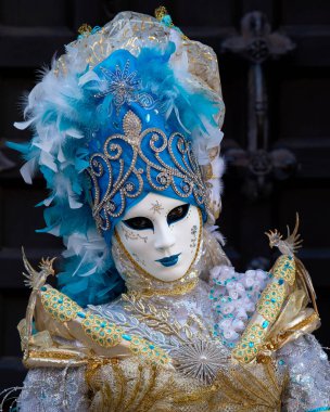 Geleneksel Venedik Karnavalı 'nda (Carnevale di Venezia) geleneksel maskeli ve kostümlü Reveller. Venedik, Veneto, İtalya, Avrupa