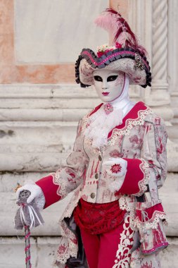 Geleneksel Venedik Karnavalı 'nda (Carnevale di Venezia) geleneksel maskeli ve kostümlü Reveller. Venedik, Veneto, İtalya, Avrupa