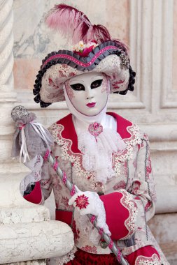 Geleneksel Venedik Karnavalı 'nda (Carnevale di Venezia) geleneksel maskeli ve kostümlü Reveller. Venedik, Veneto, İtalya, Avrupa