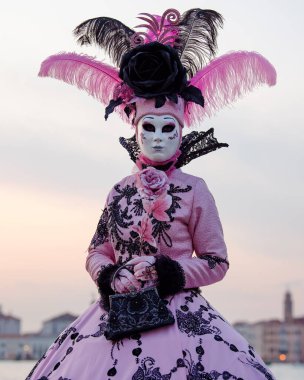 Geleneksel Venedik Karnavalı 'nda (Carnevale di Venezia) geleneksel maskeli ve kostümlü Reveller. Venedik, Veneto, İtalya, Avrupa