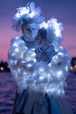Geleneksel Venedik Karnavalı 'nda (Carnevale di Venezia) geleneksel maskeli ve kostümlü Reveller. Venedik, Veneto, İtalya, Avrupa