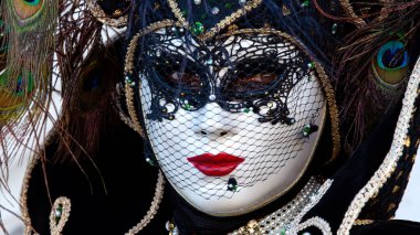 Geleneksel Venedik Karnavalı 'nda (Carnevale di Venezia) geleneksel maskeli ve kostümlü Reveller. Venedik, Veneto, İtalya, Avrupa