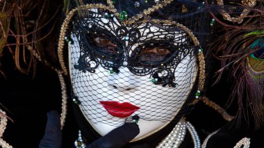 Geleneksel Venedik Karnavalı 'nda (Carnevale di Venezia) geleneksel maskeli ve kostümlü Reveller. Venedik, Veneto, İtalya, Avrupa