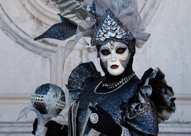 Geleneksel Venedik Karnavalı 'nda (Carnevale di Venezia) geleneksel maskeli ve kostümlü Reveller. Venedik, Veneto, İtalya, Avrupa