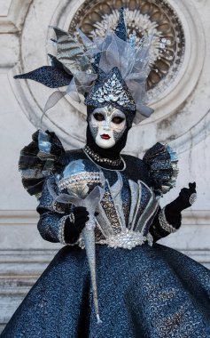 Geleneksel Venedik Karnavalı 'nda (Carnevale di Venezia) geleneksel maskeli ve kostümlü Reveller. Venedik, Veneto, İtalya, Avrupa