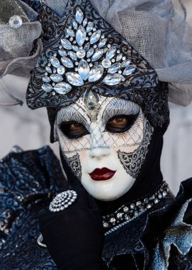 Geleneksel Venedik Karnavalı 'nda (Carnevale di Venezia) geleneksel maskeli ve kostümlü Reveller. Venedik, Veneto, İtalya, Avrupa