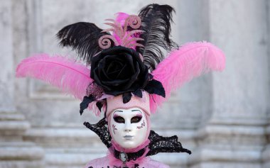Geleneksel Venedik Karnavalı 'nda (Carnevale di Venezia) geleneksel maskeli ve kostümlü Reveller. Venedik, Veneto, İtalya, Avrupa