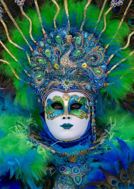 Geleneksel Venedik Karnavalı 'nda (Carnevale di Venezia) geleneksel maskeli ve kostümlü Reveller. Venedik, Veneto, İtalya, Avrupa